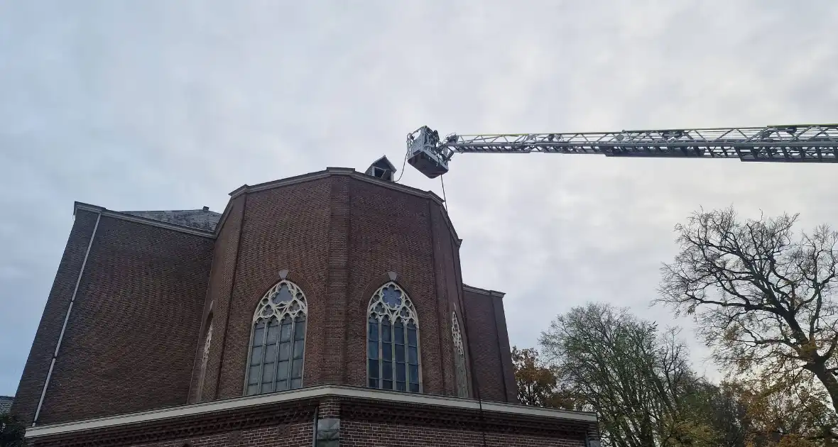 Brandweer blust brand op dak van Kapel - Foto 6