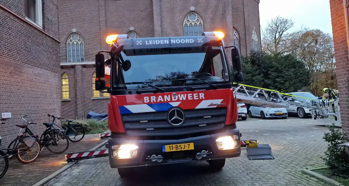 Brandweer blust brand op dak van Kapel - Foto 7