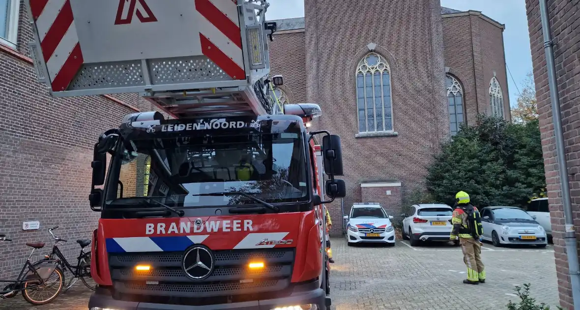 Brandweer blust brand op dak van Kapel - Foto 8