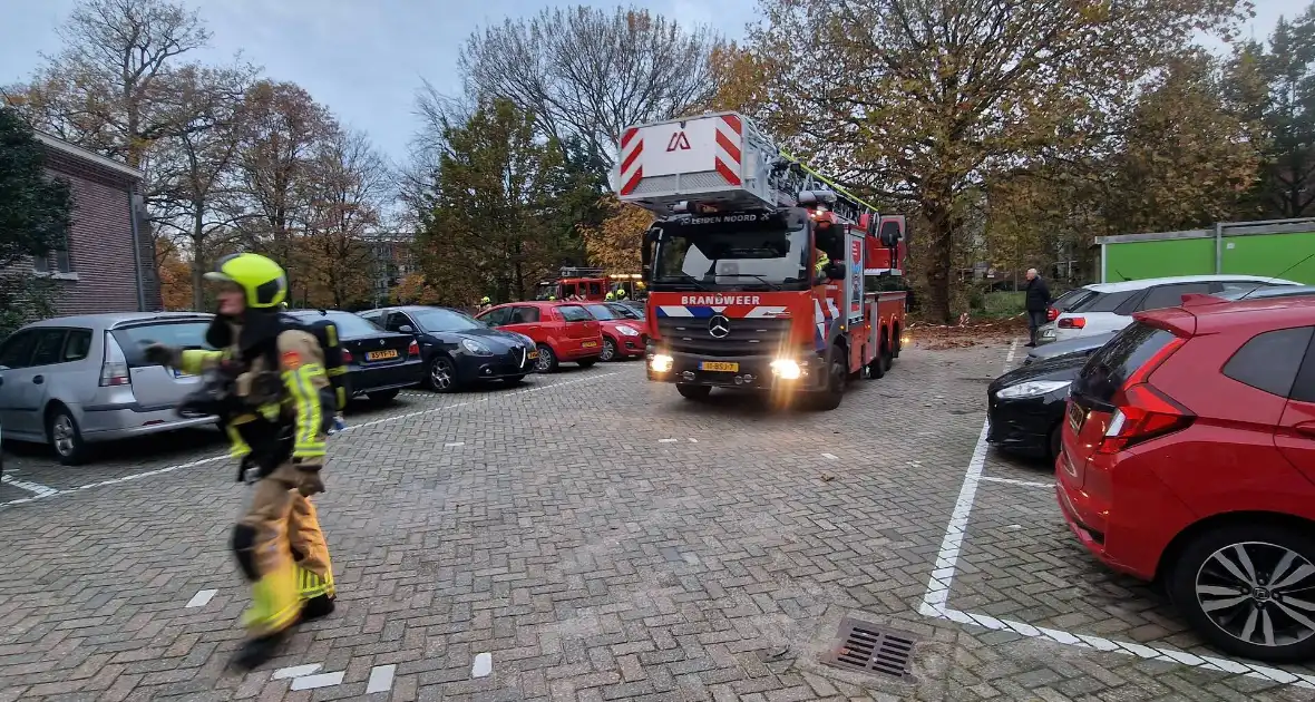 Brandweer blust brand op dak van Kapel - Foto 9