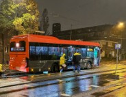 Voetganger geschept door lijnbus