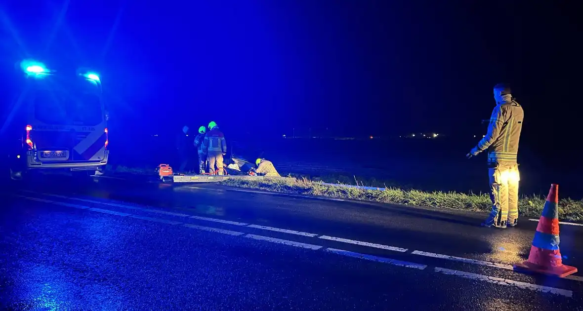 Gewonden nadat auto in sloot belandt door frontale botsing - Foto 2