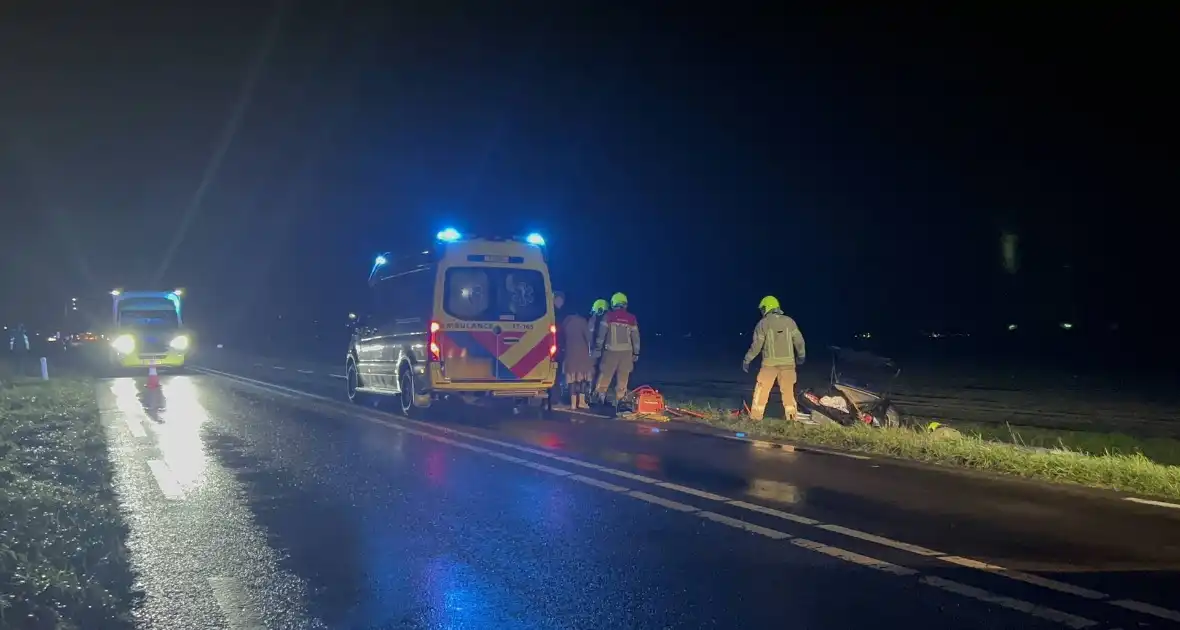 Gewonden nadat auto in sloot belandt door frontale botsing - Foto 3