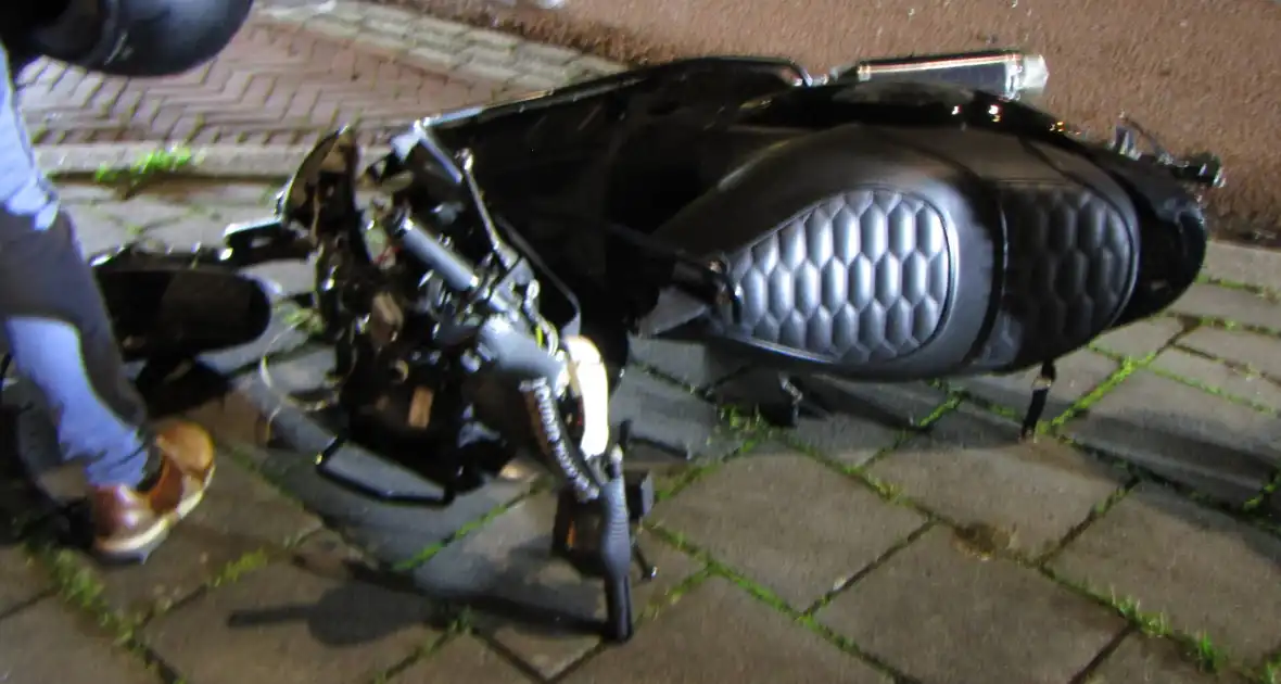 Automobilist schept scooterrijder tijdens afslaan - Foto 1