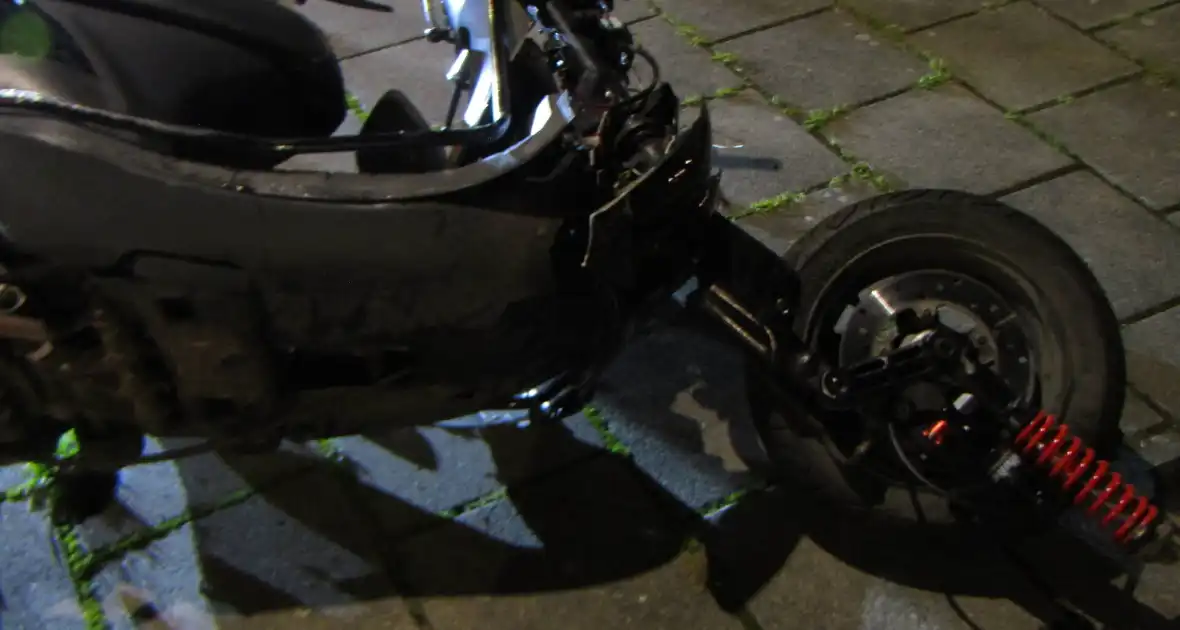 Automobilist schept scooterrijder tijdens afslaan - Foto 3