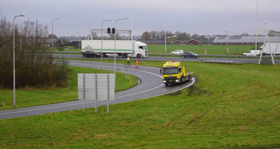 Automobilist rijdt zich vast in het gras