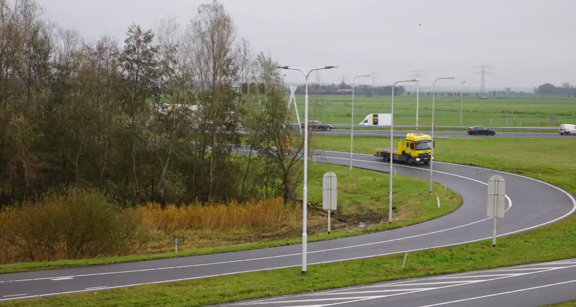 Automobilist rijdt zich vast in het gras - Foto 1