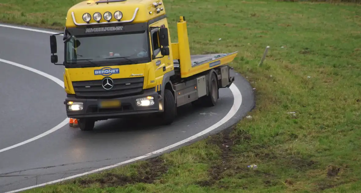 Automobilist rijdt zich vast in het gras - Foto 2