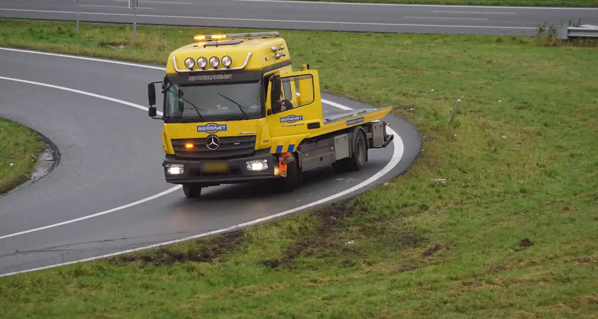 Automobilist rijdt zich vast in het gras - Foto 3