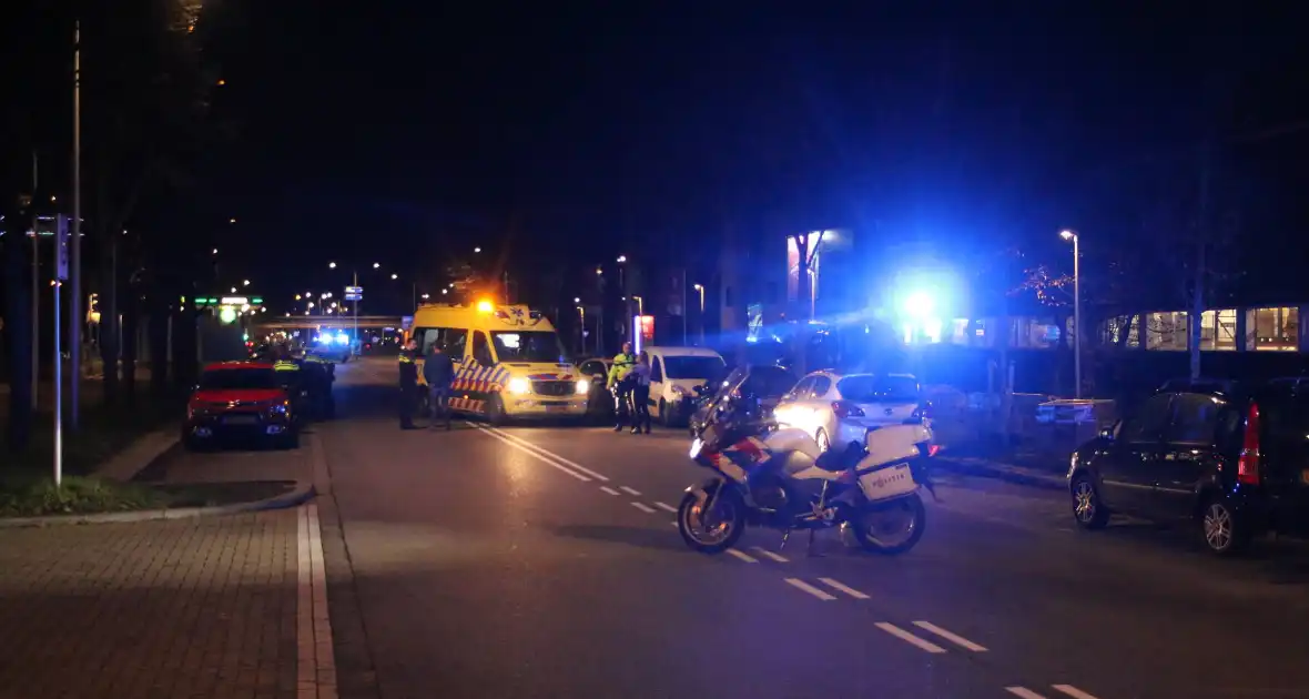 Schade na botsing tussen auto en bromfiets