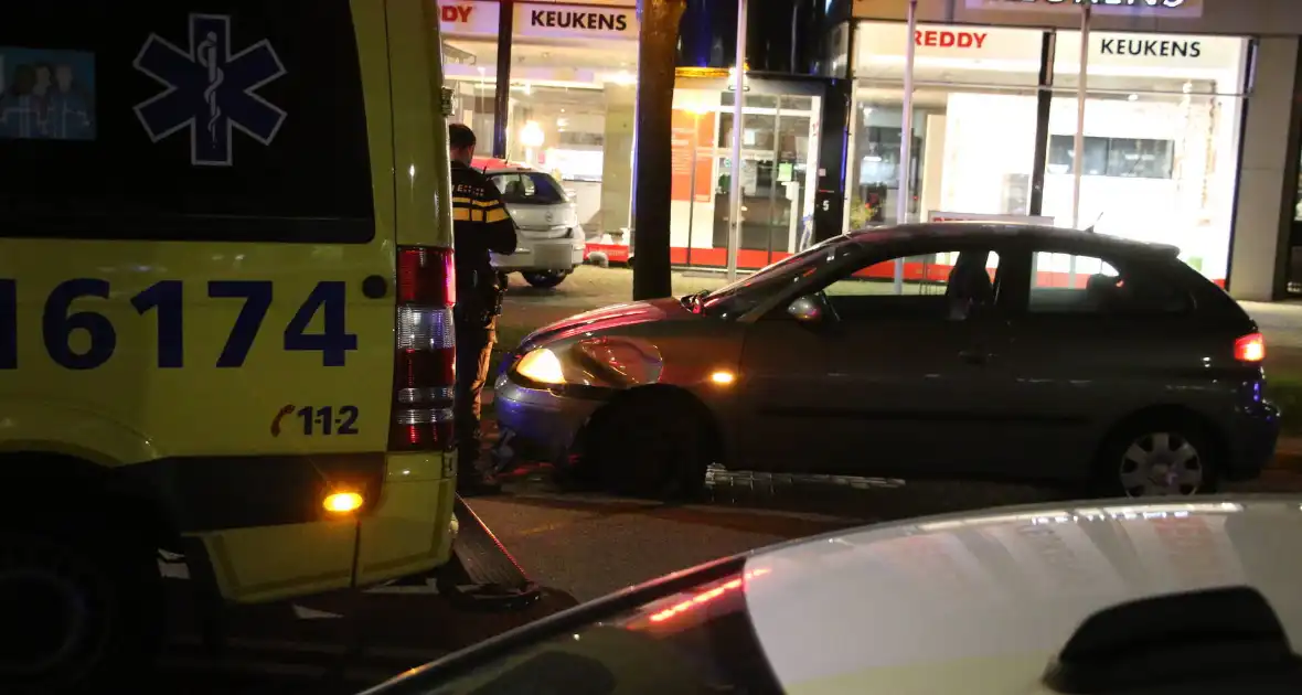 Schade na botsing tussen auto en bromfiets - Foto 2