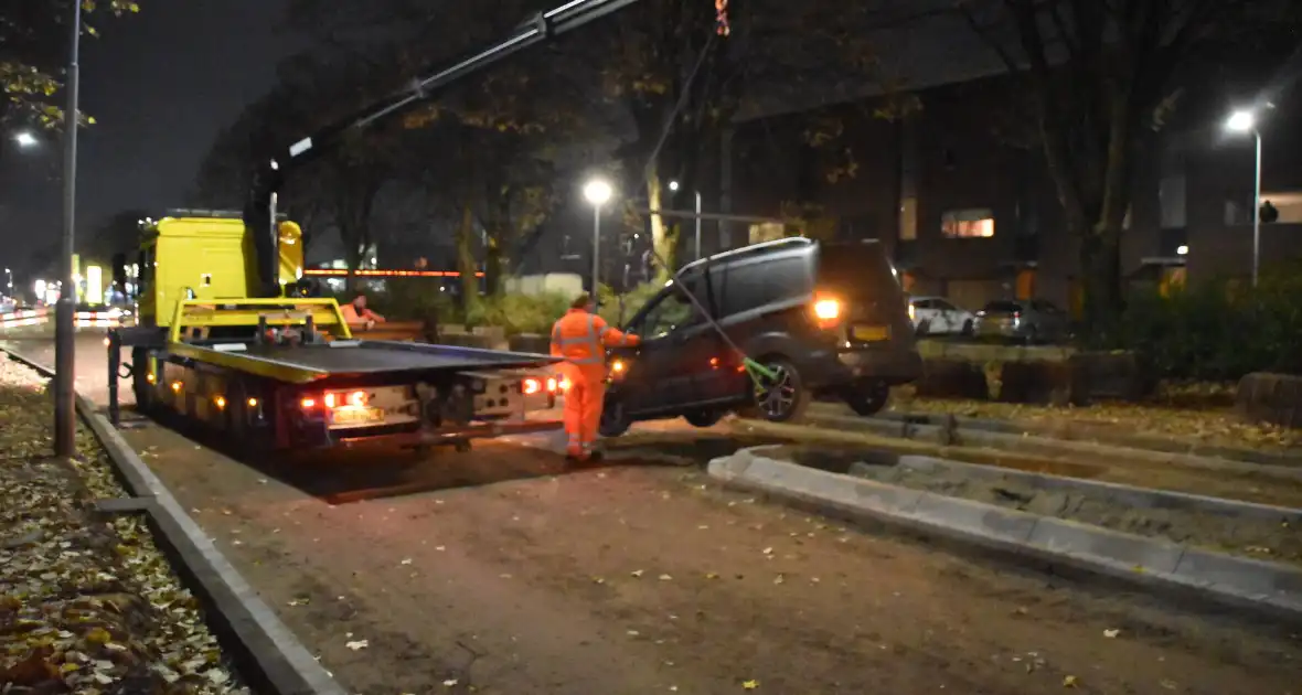 Bestelbus rijdt zich vast op vluchtheuvel