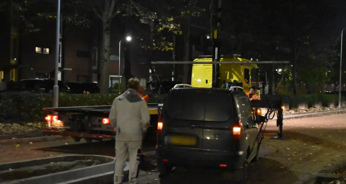 Bestelbus rijdt zich vast op vluchtheuvel - Foto 1