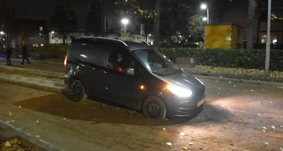 Bestelbus rijdt zich vast op vluchtheuvel - Foto 3