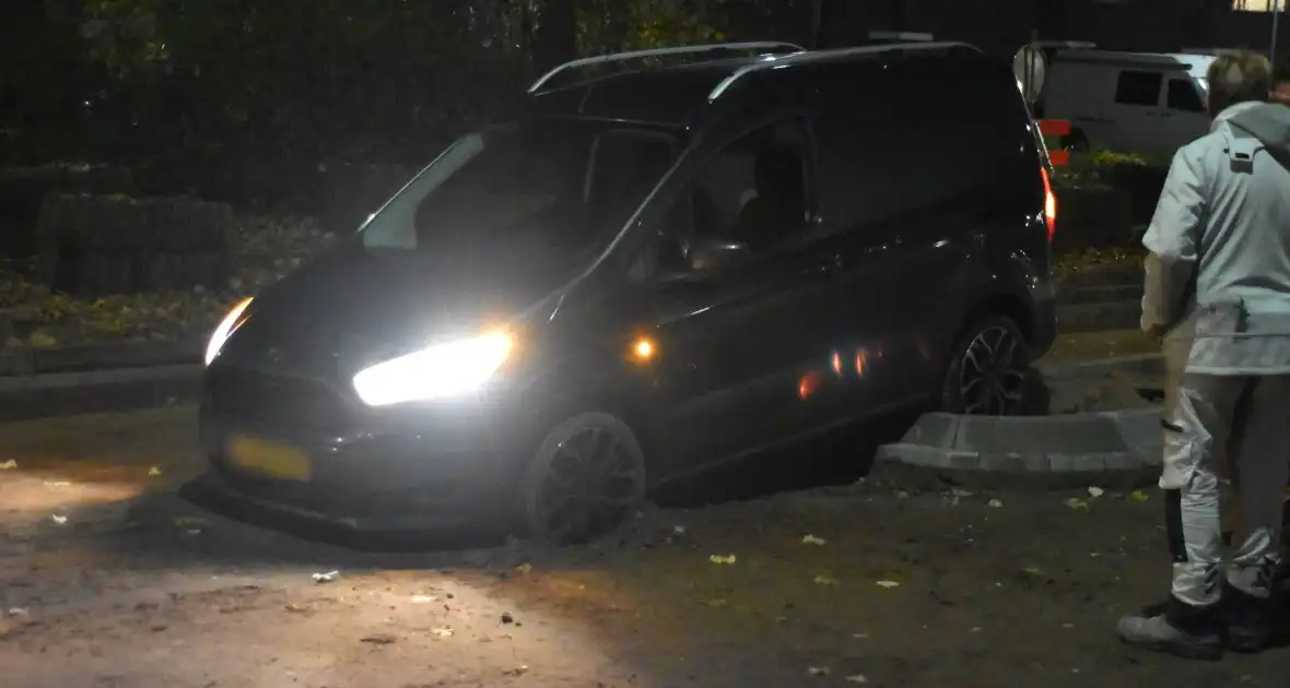 Bestelbus rijdt zich vast op vluchtheuvel - Foto 4
