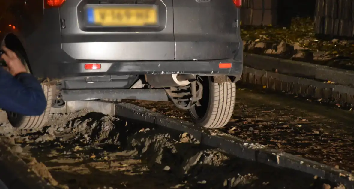 Bestelbus rijdt zich vast op vluchtheuvel - Foto 5