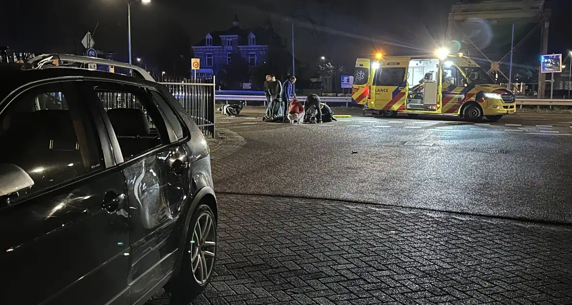 Brommerrijder ernstig gewond bij botsing met auto