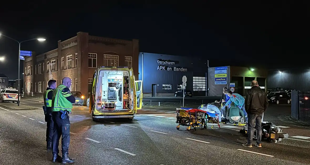 Brommerrijder ernstig gewond bij botsing met auto - Foto 1
