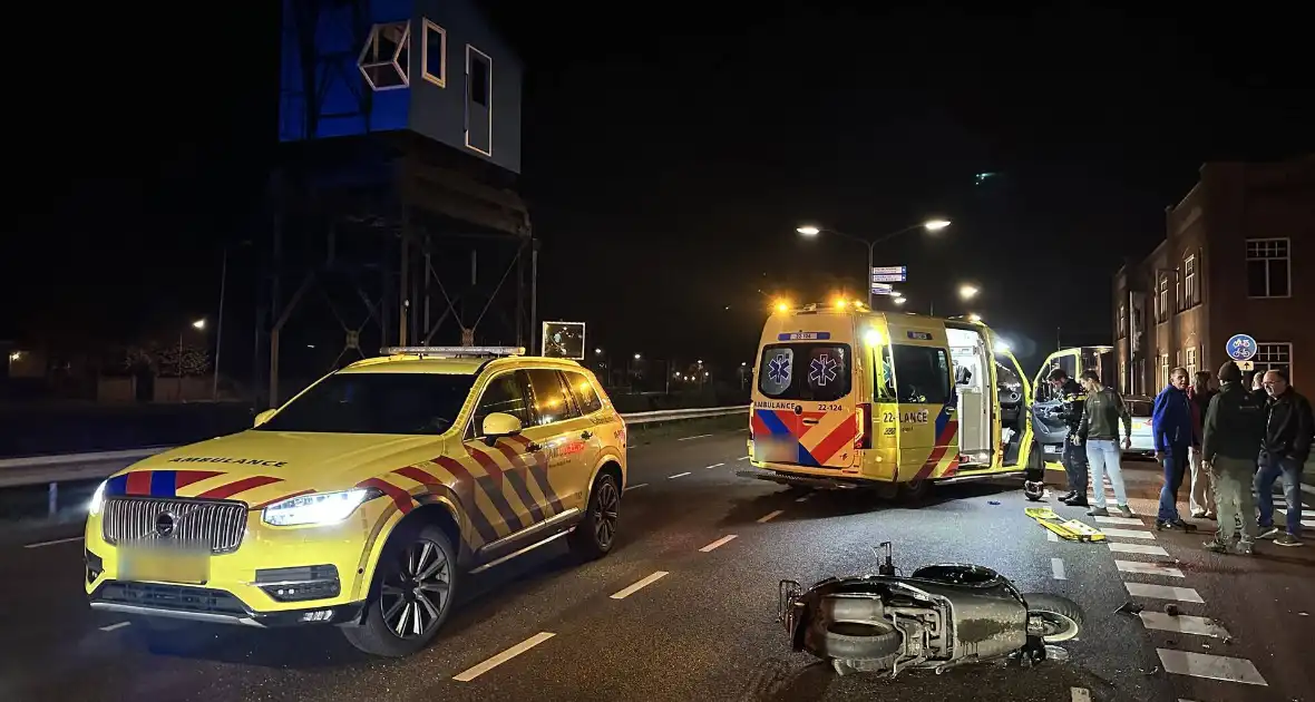 Brommerrijder ernstig gewond bij botsing met auto - Foto 10
