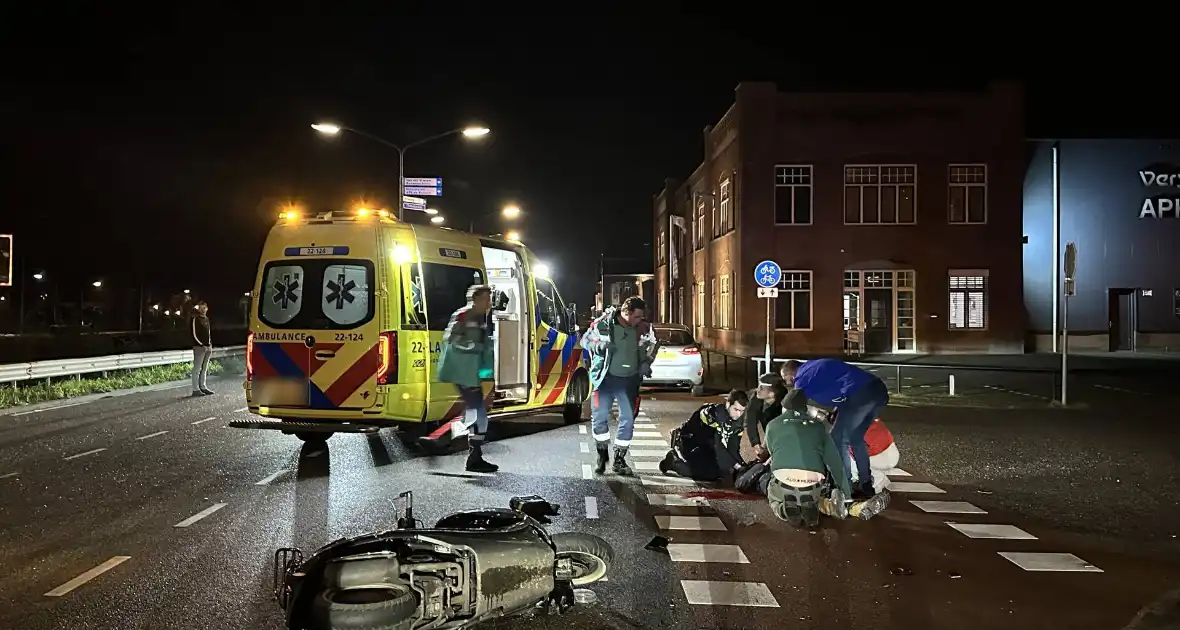 Brommerrijder ernstig gewond bij botsing met auto - Foto 5