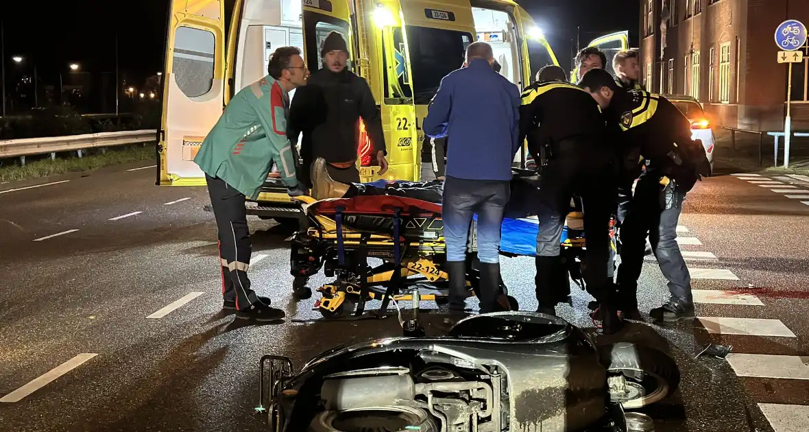 Brommerrijder ernstig gewond bij botsing met auto - Foto 8