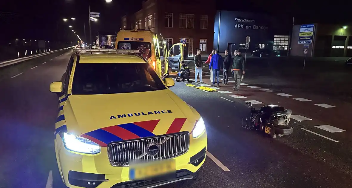 Brommerrijder ernstig gewond bij botsing met auto - Foto 9