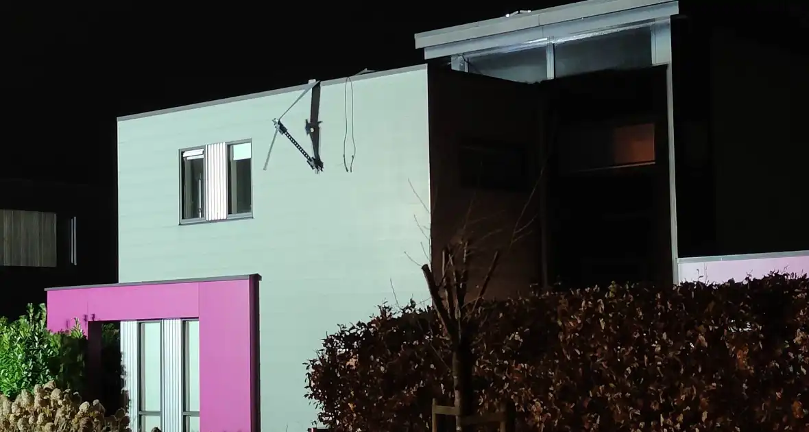 Zonnepanelen komen los door harde wind - Foto 3