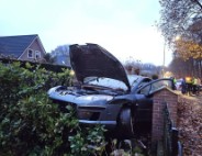 Automobilist verliest macht over stuur en belandt in tuin