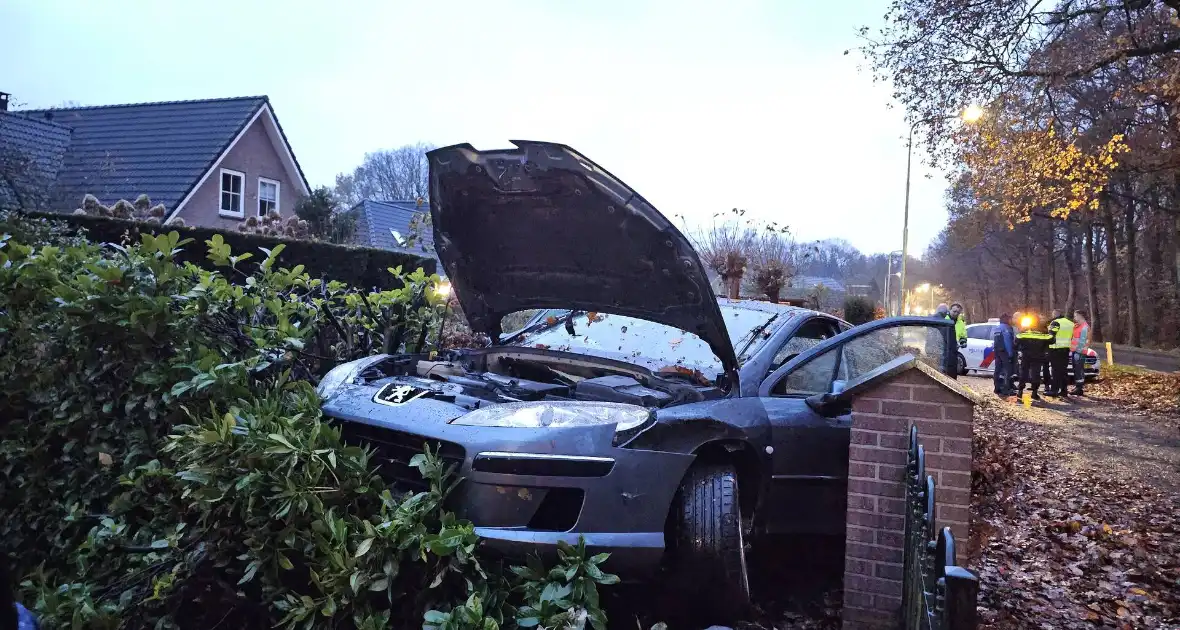 Automobilist verliest macht over stuur en belandt in tuin