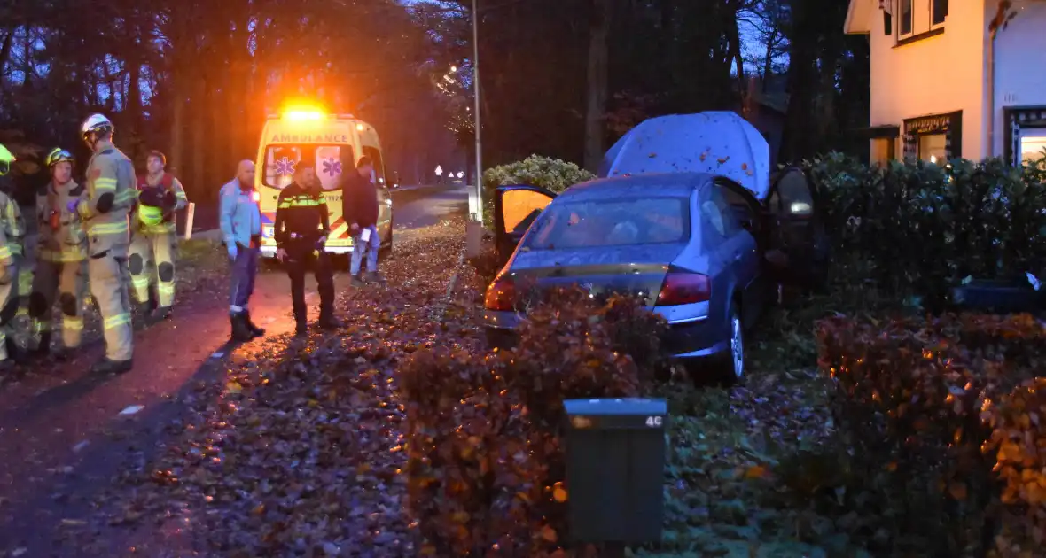 Automobilist verliest macht over stuur en belandt in tuin - Foto 1