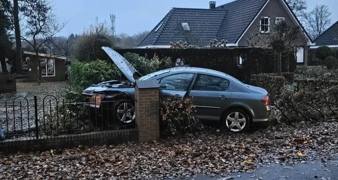 Automobilist verliest macht over stuur en belandt in tuin - Foto 10