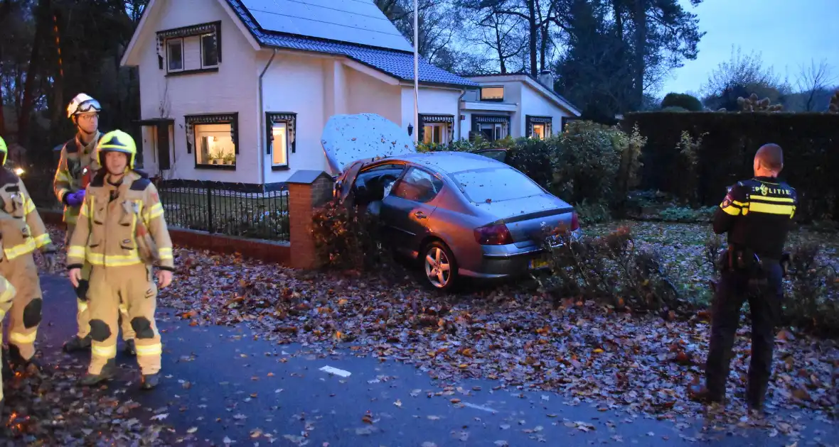 Automobilist verliest macht over stuur en belandt in tuin - Foto 2