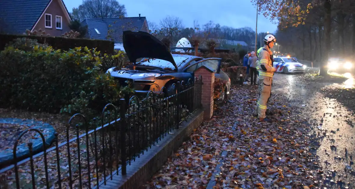 Automobilist verliest macht over stuur en belandt in tuin - Foto 3