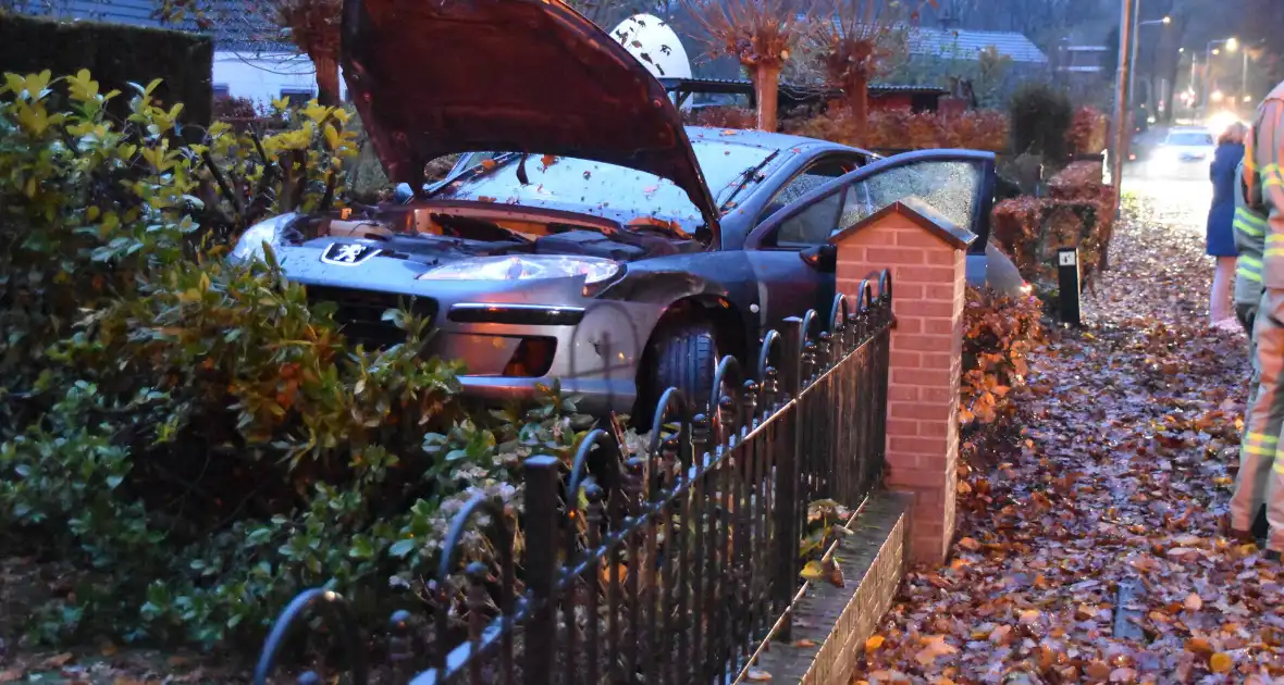 Automobilist verliest macht over stuur en belandt in tuin - Foto 4