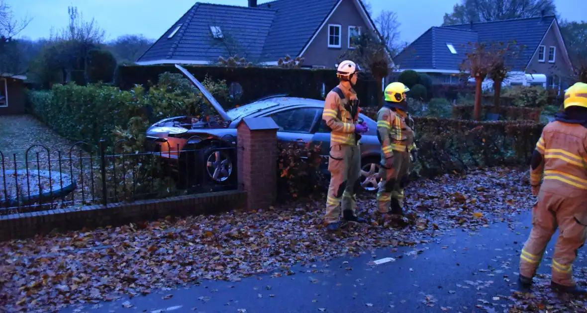 Automobilist verliest macht over stuur en belandt in tuin - Foto 5
