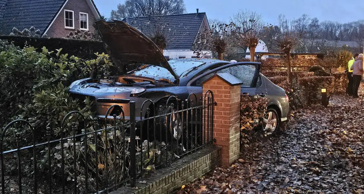 Automobilist verliest macht over stuur en belandt in tuin - Foto 7