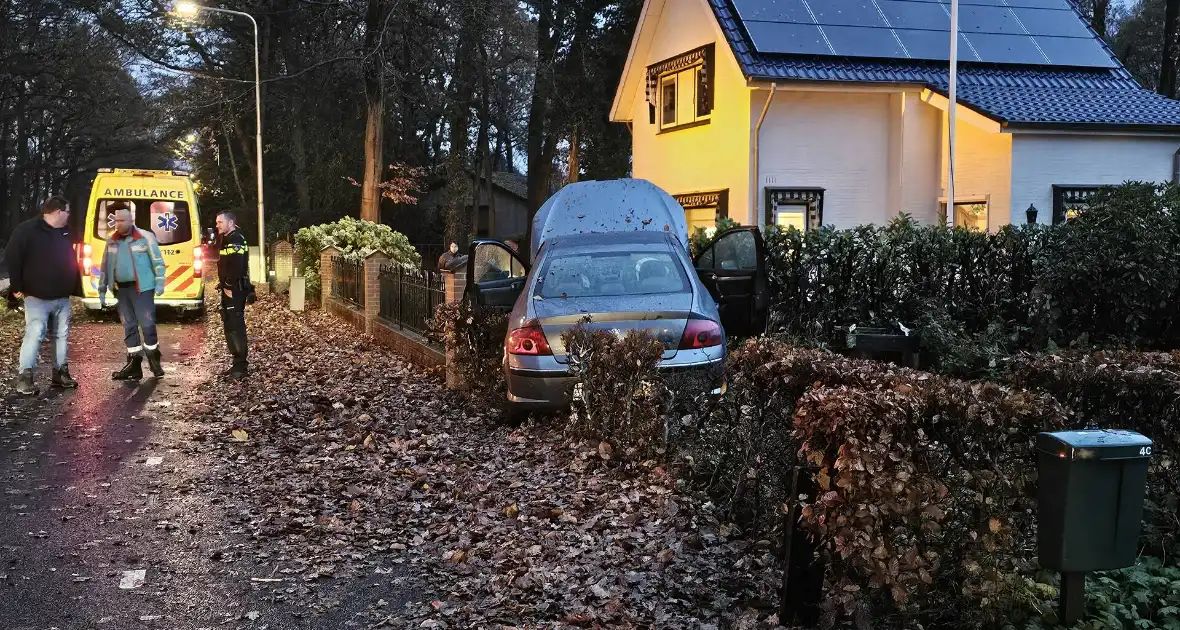 Automobilist verliest macht over stuur en belandt in tuin - Foto 8