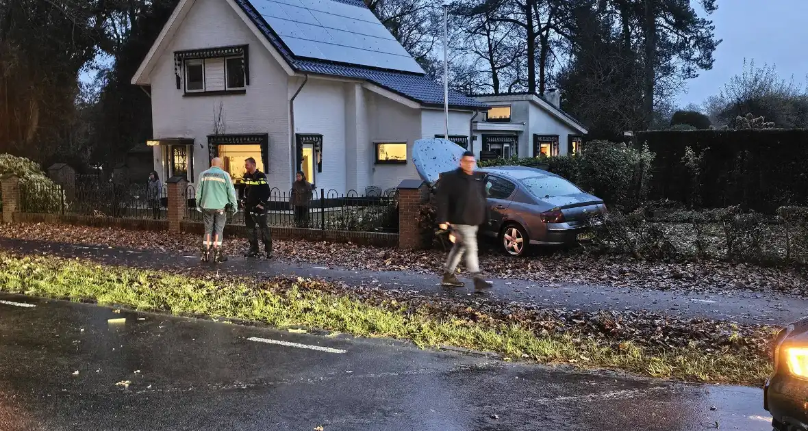 Automobilist verliest macht over stuur en belandt in tuin - Foto 9