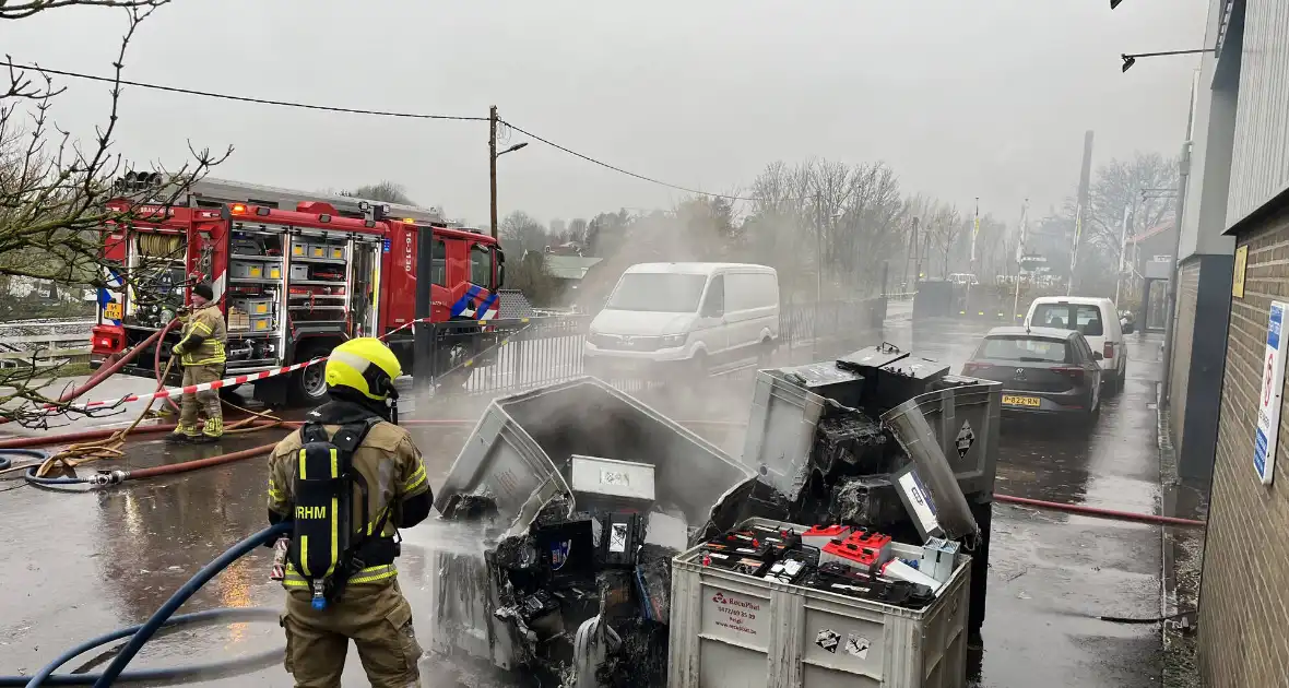 Meerdere accu's vatten vlam in bedrijfspand