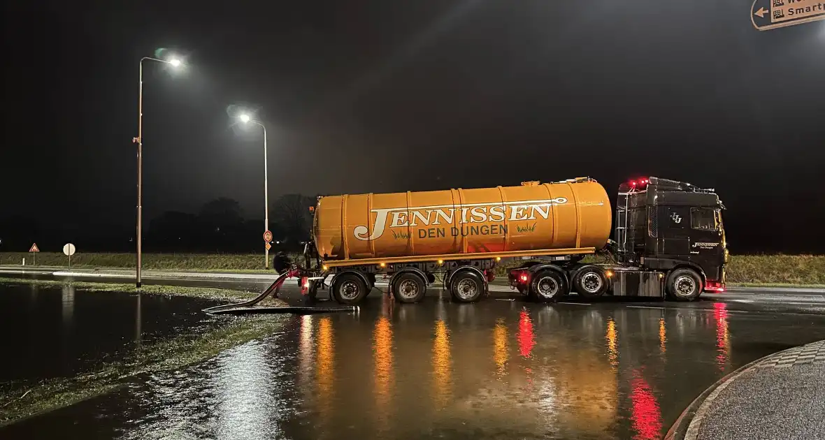 Weg afgesloten na overstroming door hevige regenval