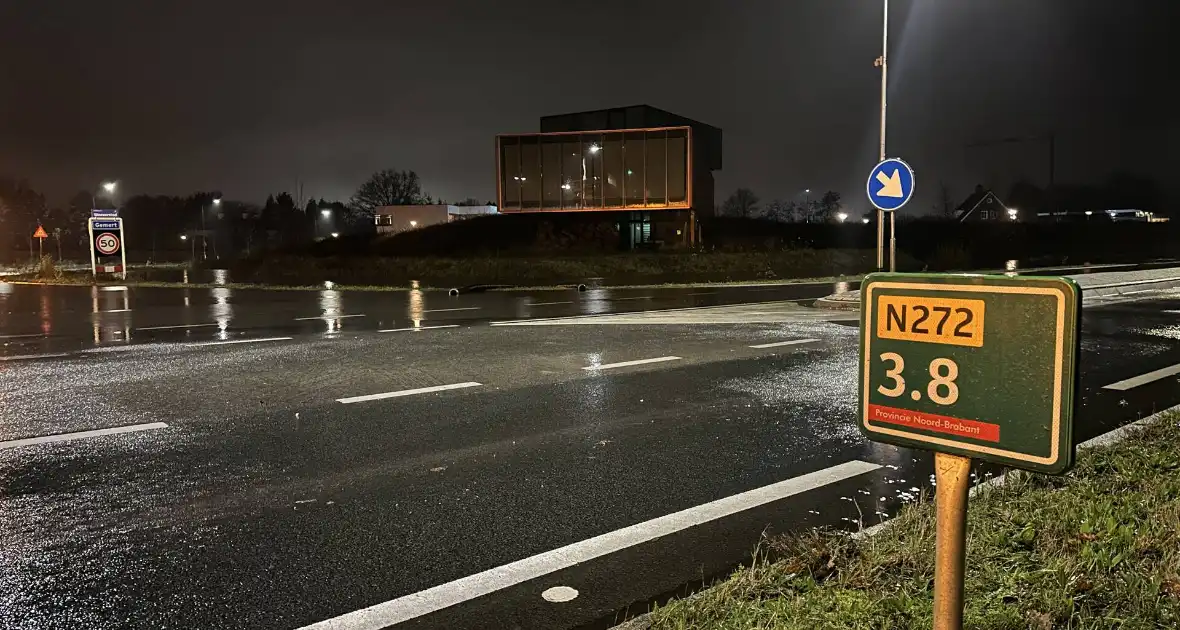 Weg afgesloten na overstroming door hevige regenval - Foto 1