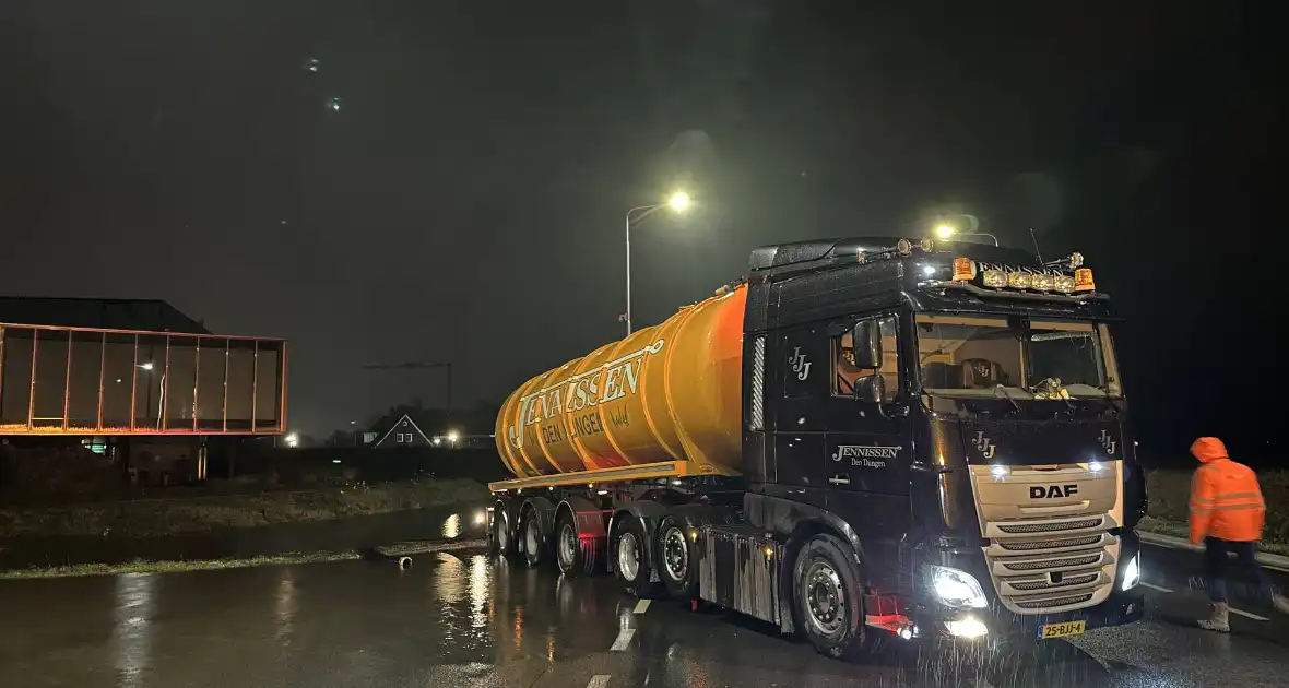 Weg afgesloten na overstroming door hevige regenval - Foto 2