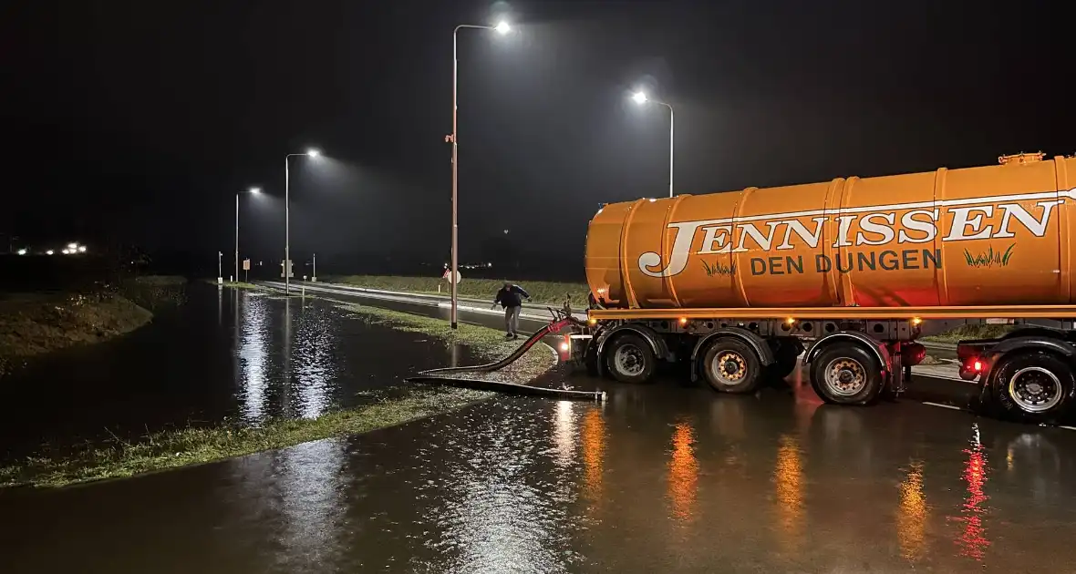 Weg afgesloten na overstroming door hevige regenval - Foto 3