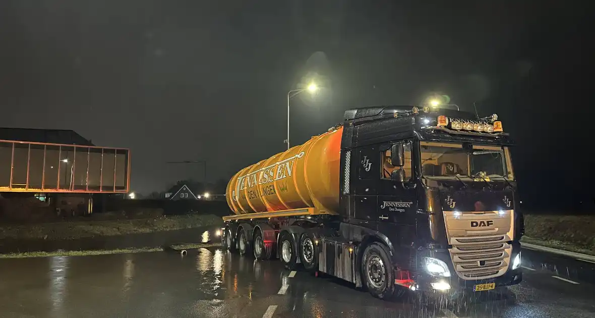 Weg afgesloten na overstroming door hevige regenval - Foto 4