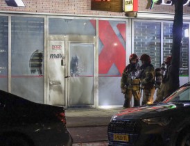 Deur en gevel zwartgeblakerd na explosie