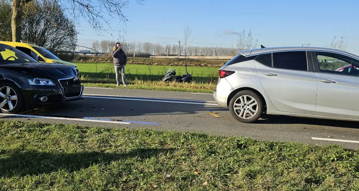 Veel schade bij kop-staartbotsing tussen vier voertuigen - Foto 1