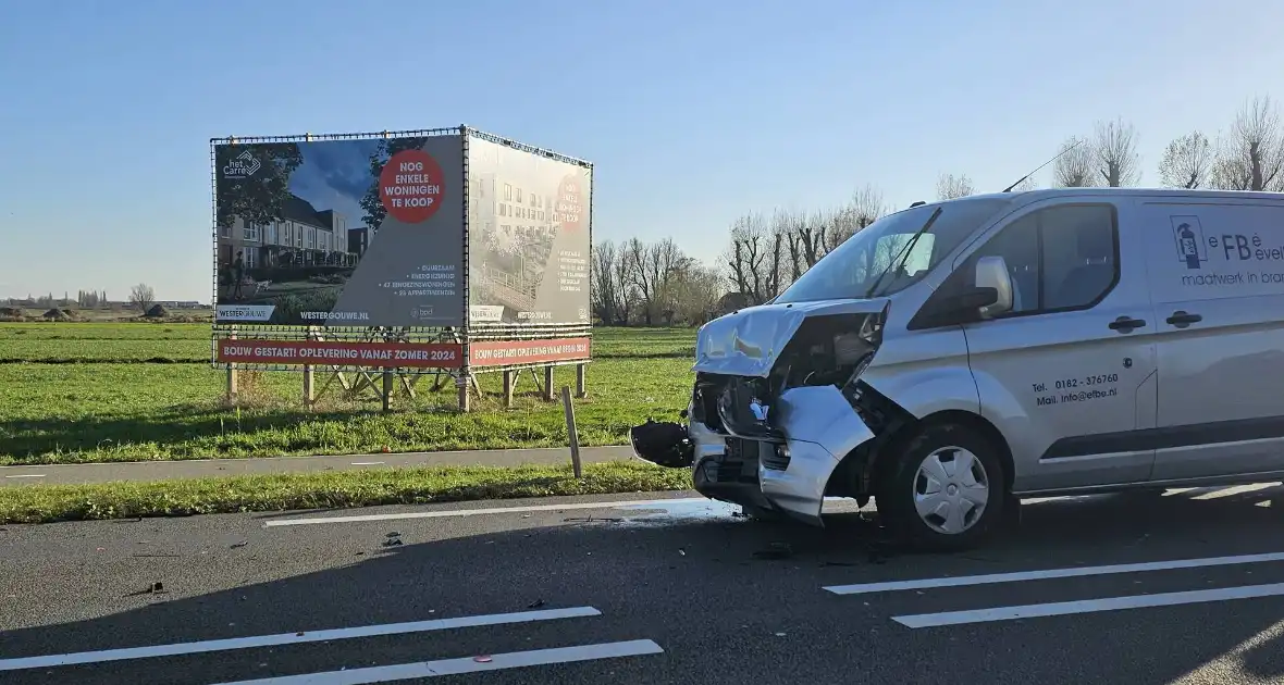 Veel schade bij kop-staartbotsing tussen vier voertuigen - Foto 2