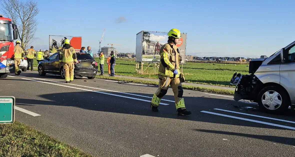 Veel schade bij kop-staartbotsing tussen vier voertuigen - Foto 3