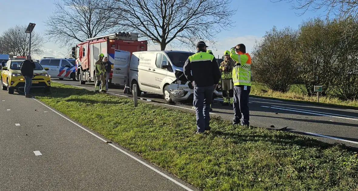 Veel schade bij kop-staartbotsing tussen vier voertuigen - Foto 6