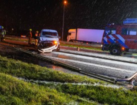 Automobilist verliest macht over stuur en botst op lantaarnpaal